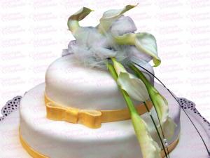 Tort weselny z dekoracją z żywych kwiatów 1