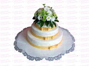 Tort weselny z dekoracją z żywych kwiatów 5